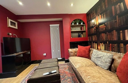 Northcote Apartment | Quirky Split Level Cottage With Decked Patio