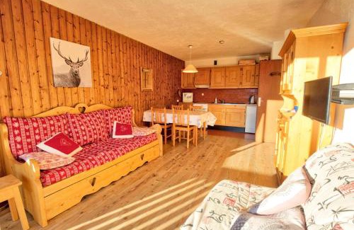 Notre-Dame-de-Bellecombe Apartment | Résidence Les Alpages - Appartement Sud avec vues montagnes, skis aux pieds MAE-2664
