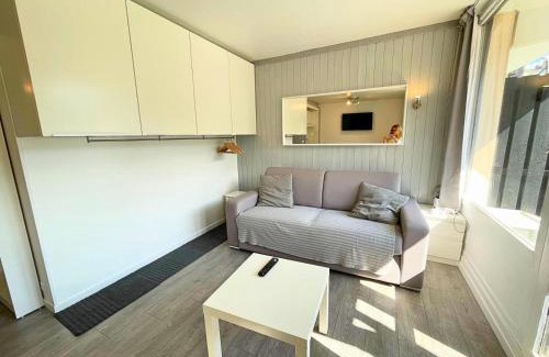 Les Menuires Apartment | Résidence Villaret - Studio cabine avec cuisiné équipée et vue sur les pistes MAE-4194