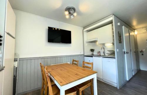 Les Menuires Apartment | Résidence Villaret - Studio cabine avec cuisiné équipée et vue sur les pistes MAE-4194