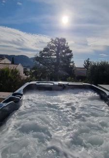 Cassis Apartment | Rêves de vie le "port pin" vue mer, petite piscine, jacuzzi, parking PRIVES