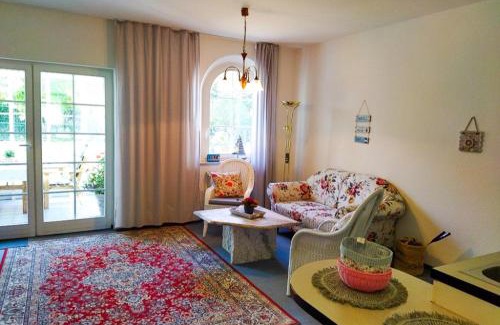 Wischuer Apartment | Rückzugsort für 2 - schönes Appartment mit Terrasse, Wintergarten und Badewanne