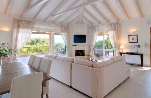 Nafplion City Centre Villa | R 1471 Veronica Villa with BBQ, Fireplace & Sun loungers.