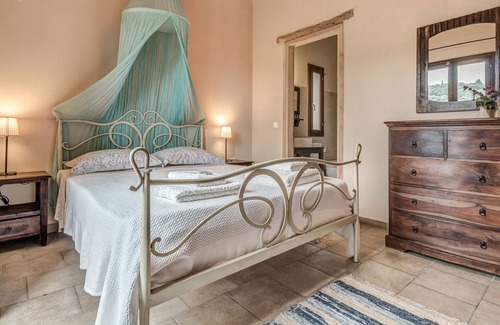 Kavvadades Villa | R 3100 Villa Felman With Maid Service : Two times weekly.Mountain View & Bath Amenitie