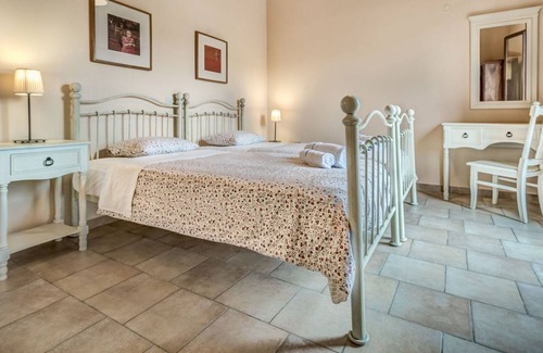 Kavvadades Villa | R 3100 Villa Felman With Maid Service : Two times weekly.Mountain View & Bath Amenitie