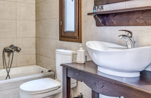 Kavvadades Villa | R 3100 Villa Felman With Maid Service : Two times weekly.Mountain View & Bath Amenitie