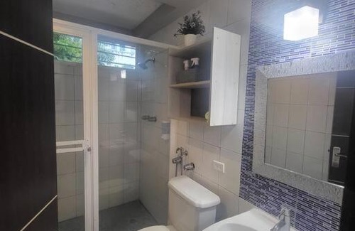 El Cangrejo Apartment | R.504 Hermoso estudio, con cocina y baño privado.