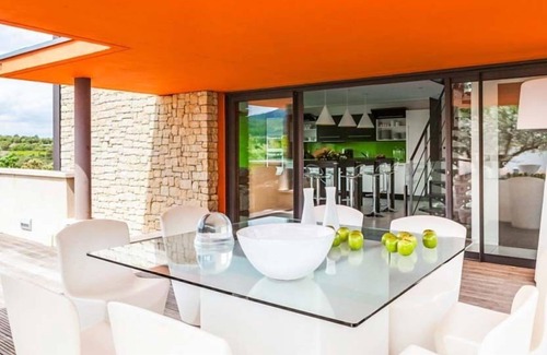 Venasque Villa | R 5041 Villa Arabella with Table Tennis, Dining Facilities & Microwave.