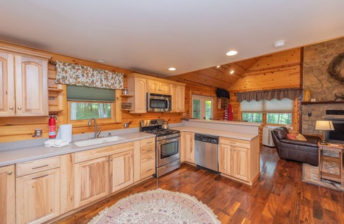 McHenry House | R and R Cabin: Lake Area, Hot Tub, Pool Table, Fireplace!