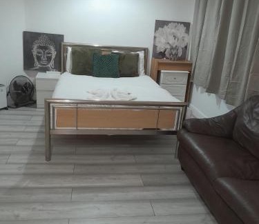 Hillingdon Apartment | R J 2 bedroom apartment