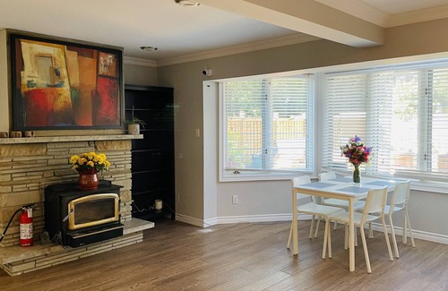 Lakeview House | R3 - A spacious cosy bedroom with shared bathroom
