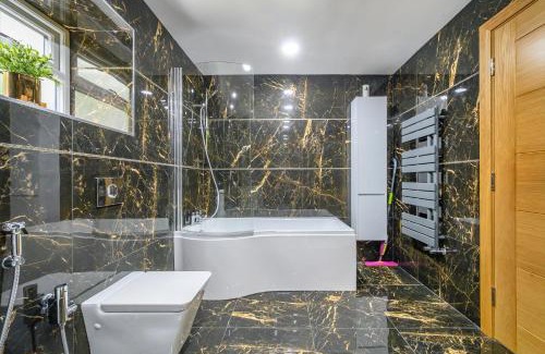 Batley House | -RA7B- For your relaxed and Cosy stay with Free WiFi