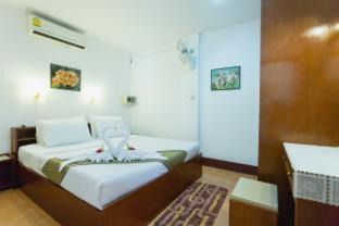Nanai Road House | Rabbit Mansion Patong Hotel