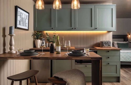 Malmesbury Cabin | Rabbits Warren - Cotswolds Stay with Sauna and Hot Tub