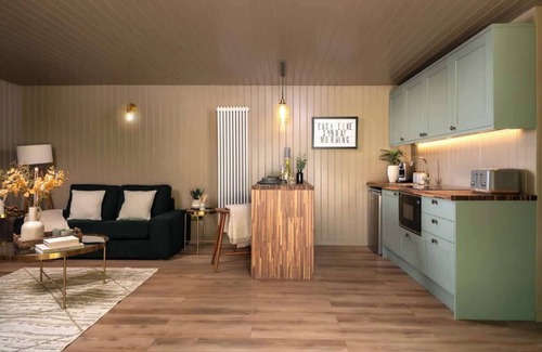 Malmesbury Cabin | Rabbits Warren - Cotswolds Stay with Sauna and Hot Tub