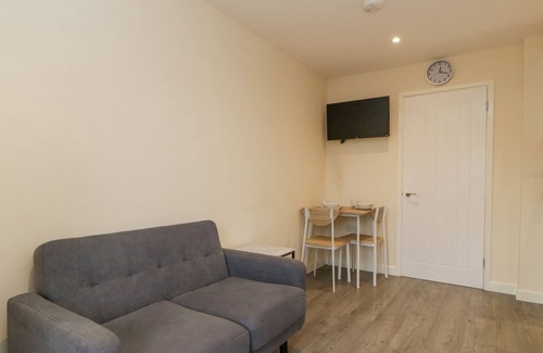 Blakeney Cottage | RABBITS WARREN, pet friendly, with a garden in Blakeney