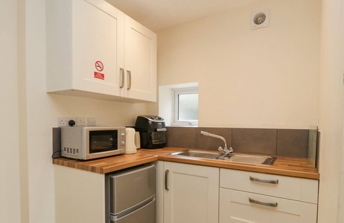 Blakeney Cottage | RABBITS WARREN, pet friendly, with a garden in Blakeney