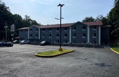 Villa Heights Hotel | Raceway inn