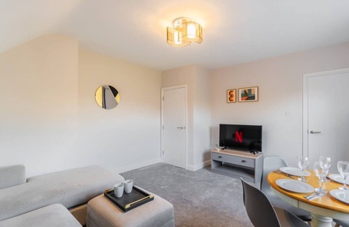 Ascot Condo | Racing & Royalty: 2-Bed, Ascot & Windsor, Parking