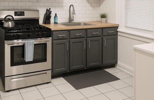 Avondale Apartment | Radiant 2BR Apt near Shops - Springfield 04-2
