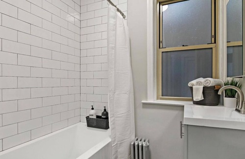 Avondale Apartment | Radiant & Airy 2BR Apartment near Shops