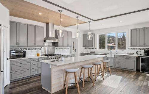 East Kootenay House | Radiant Retreat -Spacious Home - Heart of Radium!