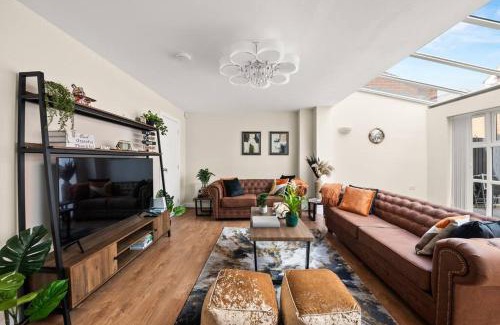 Slough House | Radiant Retreat Ideal for LegoLand, Windsor, & LHR