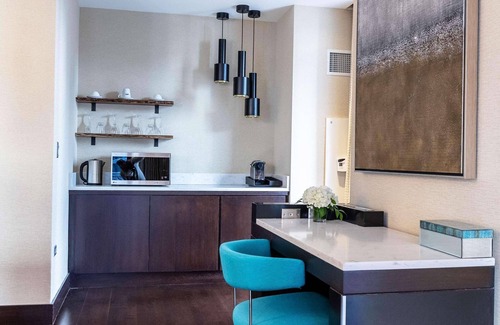Lakeshore East Hotel | Radisson Blu Aqua Hotel Chicago