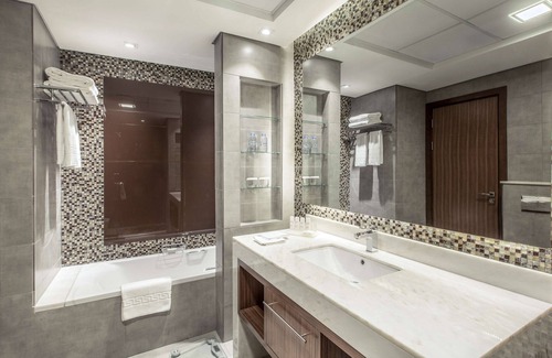 Downtown Dubai Hotel | Radisson Blu Hotel Dubai Waterfront