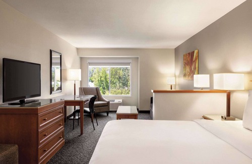 Cully Hotel | Radisson Hotel Portland Airport
