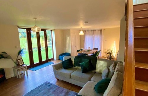 Sibford Gower House | Radway Retreat - Cozy Countryside House