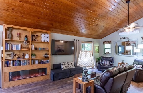 Sylva House | Raging Creek Retreat - Mountain Views, Hot Tub, and Pets!