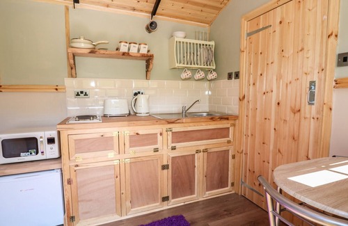 Abergavenny Cottage | RAILWAY CARRIAGE, pet friendly, with open fire in Govilon
