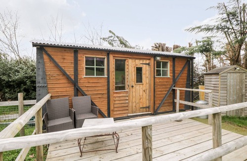 Abergavenny Cottage | RAILWAY CARRIAGE, pet friendly, with open fire in Govilon