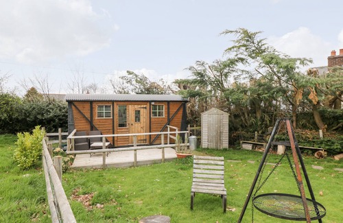 Abergavenny Cottage | RAILWAY CARRIAGE, pet friendly, with open fire in Govilon
