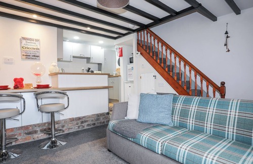 Penrhyndeudraeth Cottage | RAILWAY COTTAGE, pet friendly, with a garden in Penrhyndeudraeth