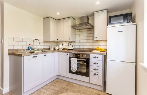 Wickhamford Cottage | Railway Cottage - sleeps 4 guests in 2 bedrooms