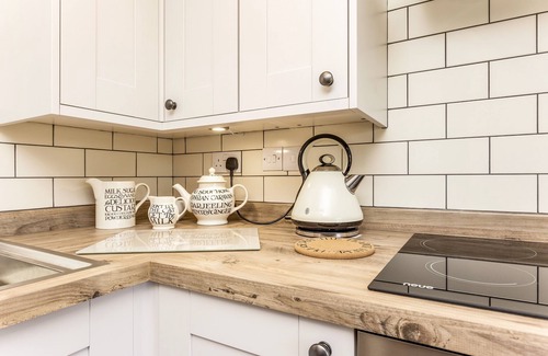 Wickhamford Cottage | Railway Cottage - sleeps 4 guests in 2 bedrooms