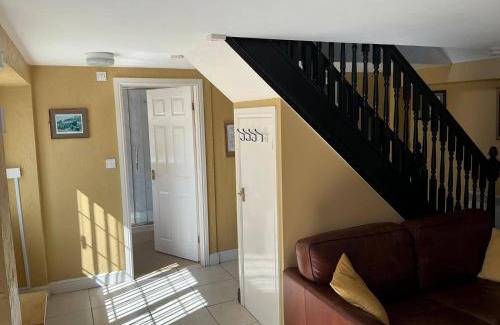 Louth House | Rain Hill Cottage - Sleeps 4 Parking & Pets Ok