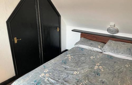 Louth House | Rain Hill Cottage - Sleeps 4 Parking & Pets Ok