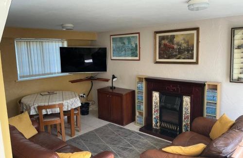 Louth House | Rain Hill Cottage - Sleeps 4 Parking & Pets Ok