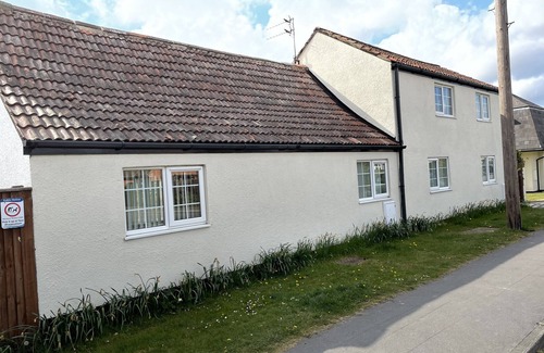 Louth Cottage | Rain Hill Cottage - Sleeps 4, Parking & Pets Ok