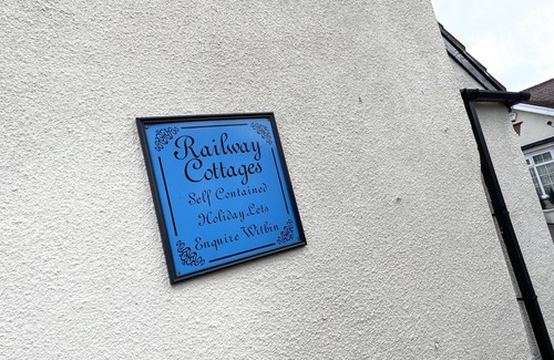 Louth Cottage | Rain Hill Cottage - Sleeps 4, Parking & Pets Ok
