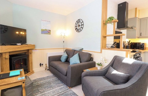 Dereham Cottage | RAINBOW'S END, romantic, character holiday cottage in Swanton Morley