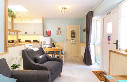 Dereham Cottage | RAINBOW'S END, romantic, character holiday cottage in Swanton Morley