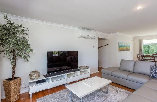 Rainbow Beach House | Rainbow Tides - Rainbow Beach - Pets welcome - Aircon