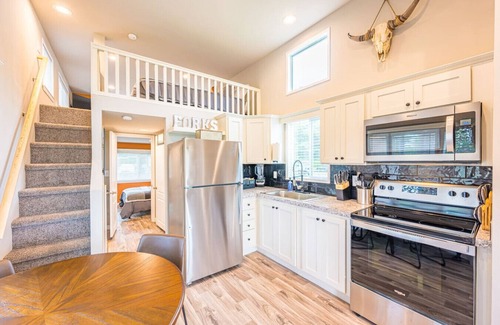 Forks House | Rainforest Tiny Home Retreat Industrial #26