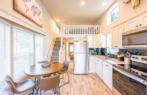 Forks House | Rainforest Tiny Home Retreat Industrial #26