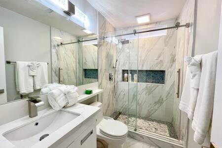 Southwest Anaheim House | Rainforest Villa 4 Bedroom PoolSpa Walk2Disneyland
