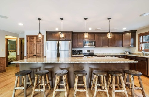 Lake Harmony Estates House | "Rainier" ELEVATOR, Wi-Fi, Private Hot Tub, Firepit, Sound System & Pool Table
